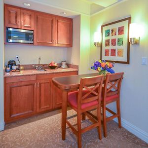 Executive Junior Queen Suite